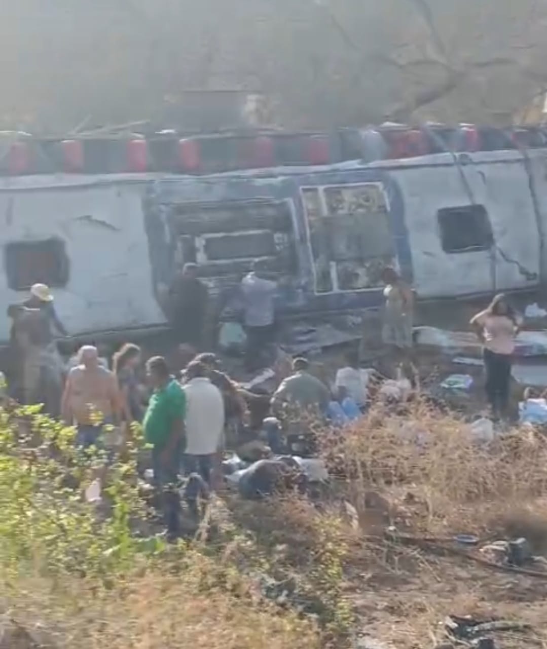 Acidente com ônibus de romeiros deixa 15 mortos, incluindo três crianças, em Alagoas