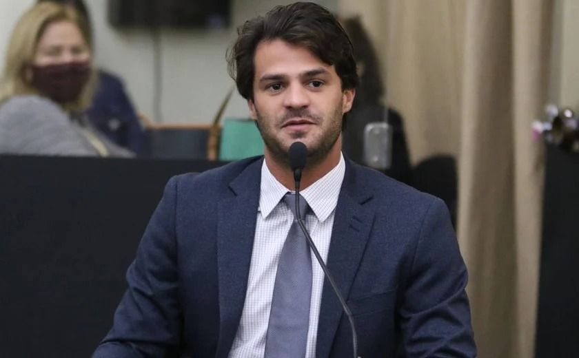 Carro de deputado Breno Albuquerque provoca acidente com sete veículos na Fernandes Lima, em Maceió