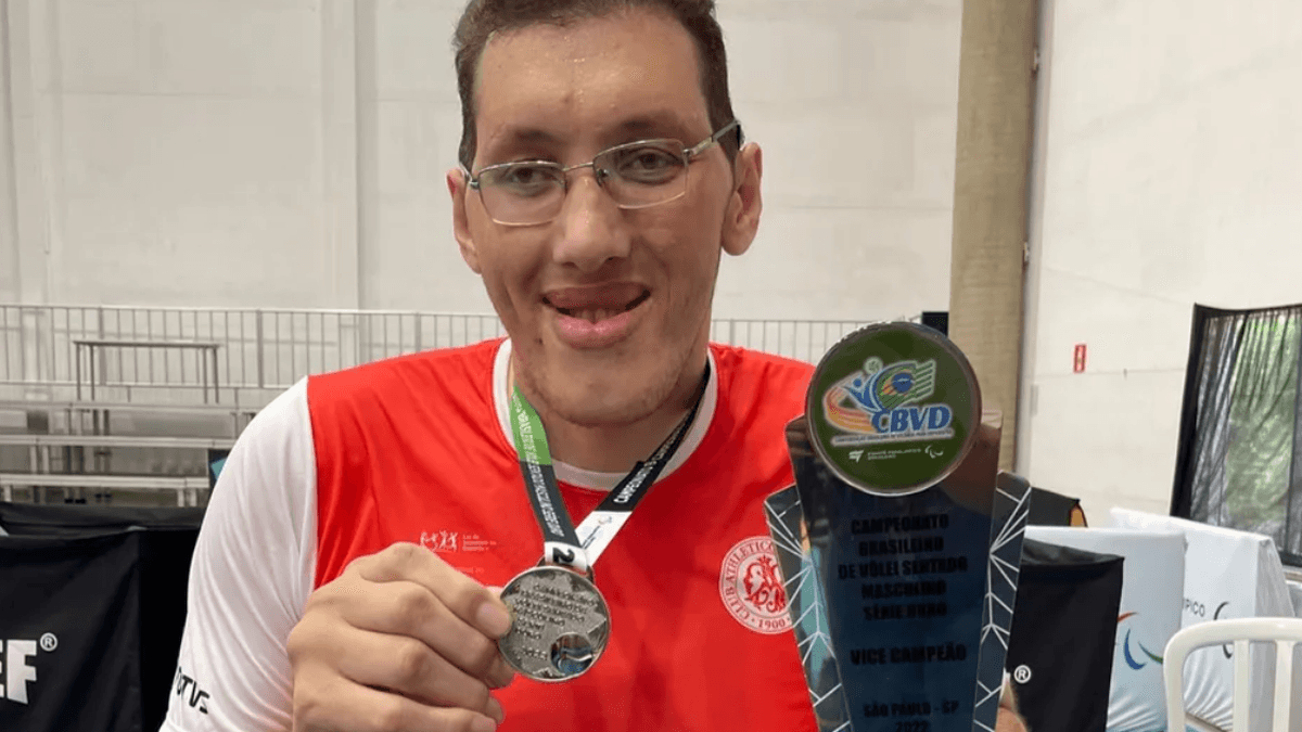 Homem mais alto do Brasil perde as duas pernas após infecção