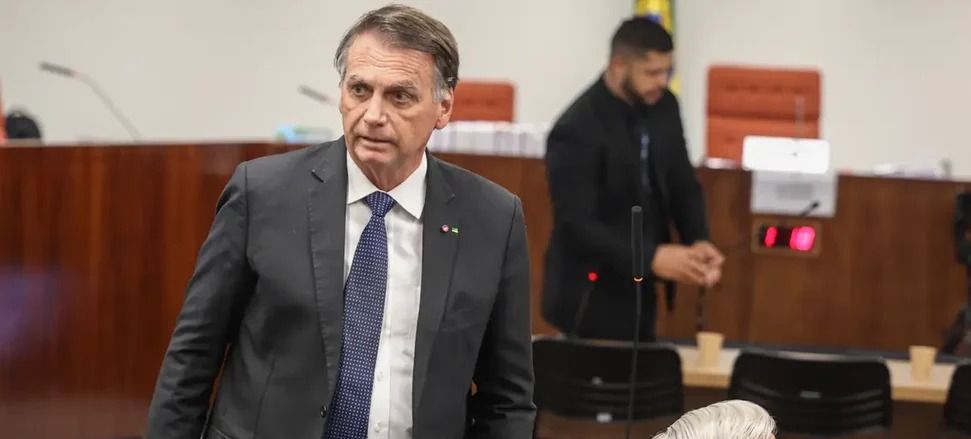 Moraes reforça policiamento na casa de Bolsonaro após alerta de risco de fuga