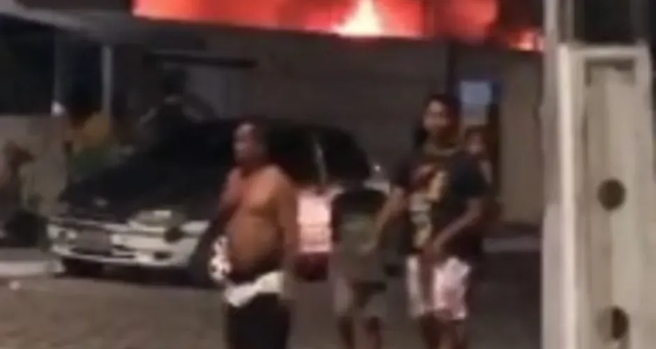 Casa tomada por entulho pega fogo e deixa vizinhança em pânico no Benedito Bentes