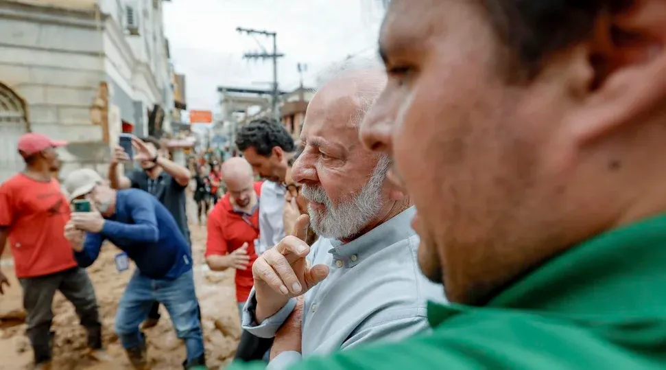 Lula promete reconstrução após tragédia das chuvas em Minas Gerais