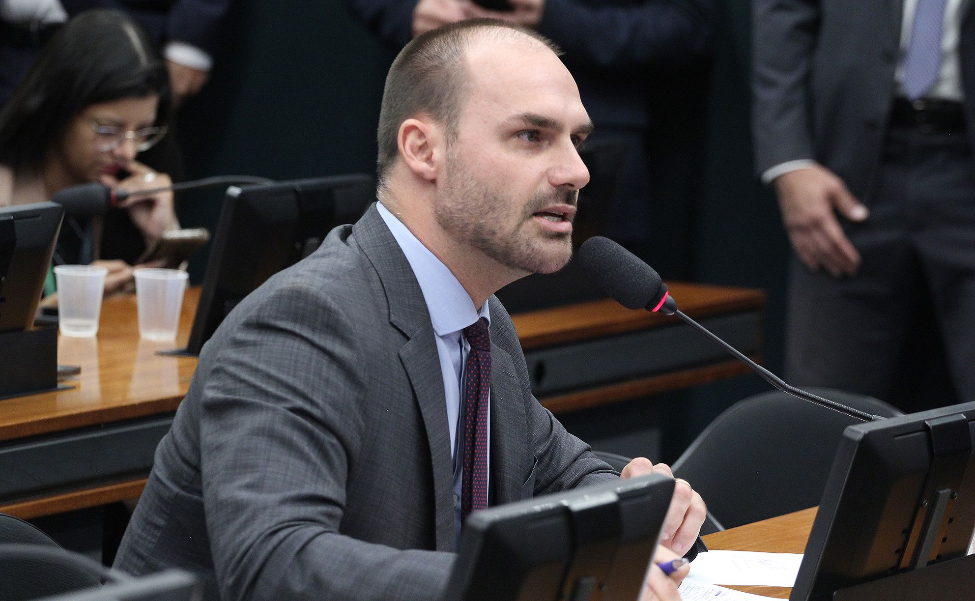 Eduardo Bolsonaro atribui assalto à família a "ordens de Moraes" em vídeo polêmico nas redes