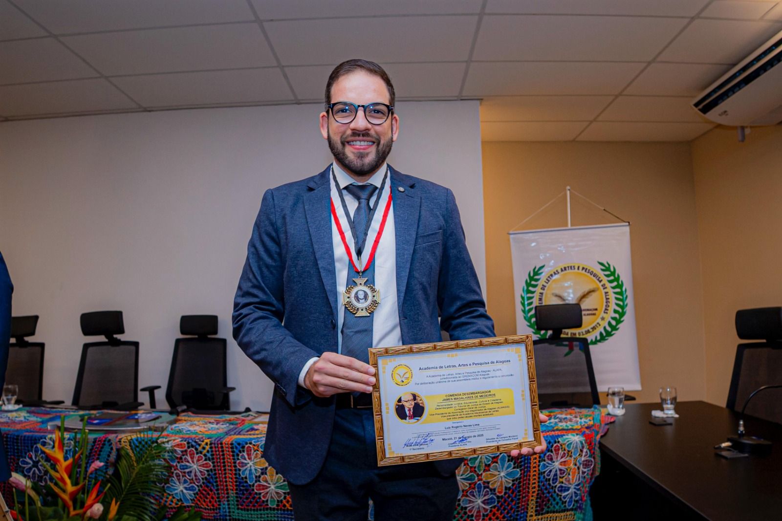Secretário de Educação de Maceió recebe Comenda Desembargador James Magalhães: “Honra que divido com todos os profissionais da Educação”