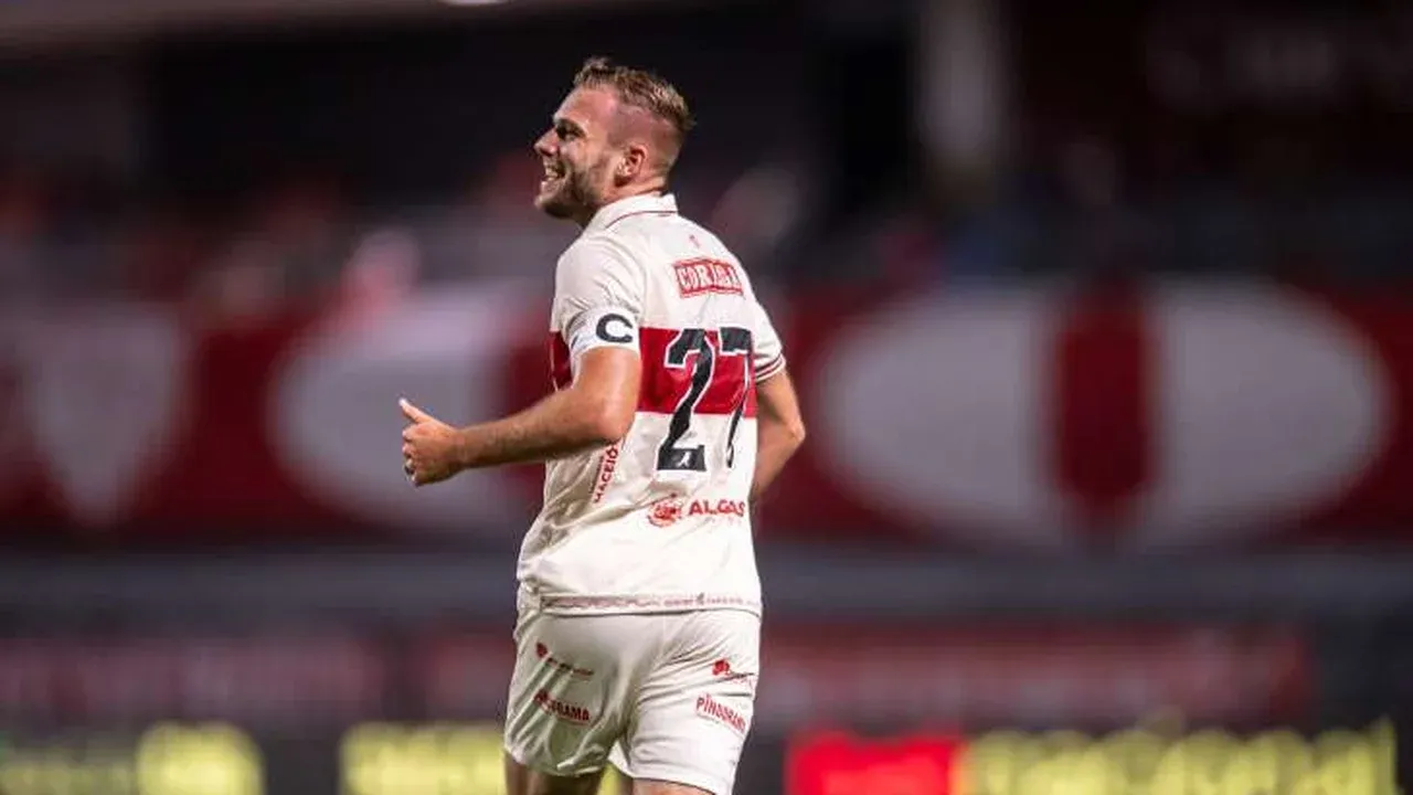 CRB vence de virada no Rei Pelé e segue na cola do G4 da Série B