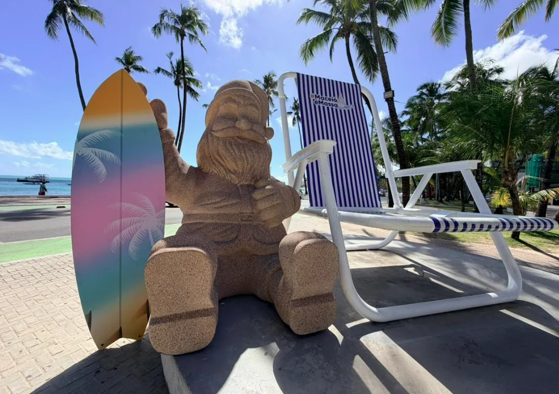 Ilumina instala Papai Noel de "areia" ao lado da Cadeira Gigante para o Natal de Maceió
