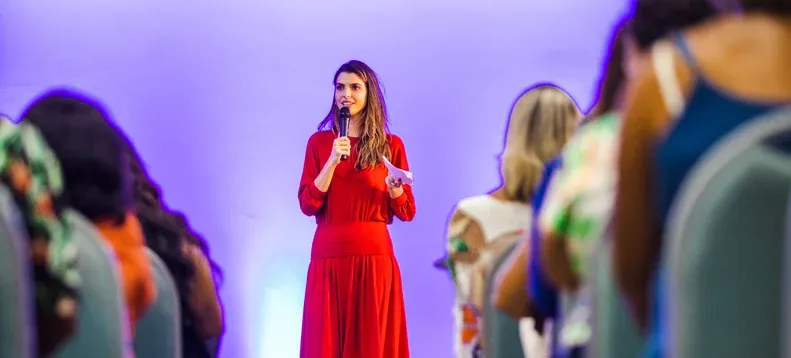 Marina Candia surpreende com sua grande aceitação em pesquisa no interior do estado