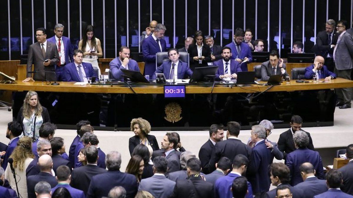 Câmara aprova projeto que isenta do Imposto de Renda quem ganha até R$ 5 mil por mês