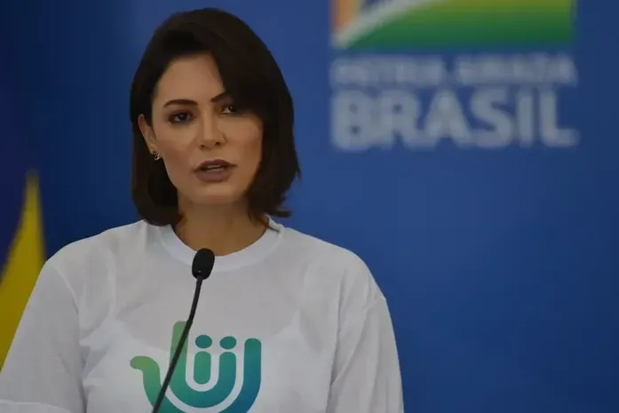 Michelle reage à prisão de Bolsonaro com versos bíblicos e desabafo; veja
