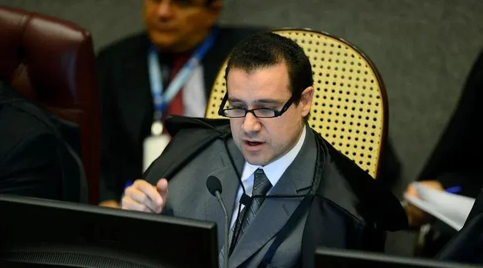 Coaf aponta repasses de R$ 595 mil a ex-ministro do STJ em esquema ligado ao “Careca do INSS