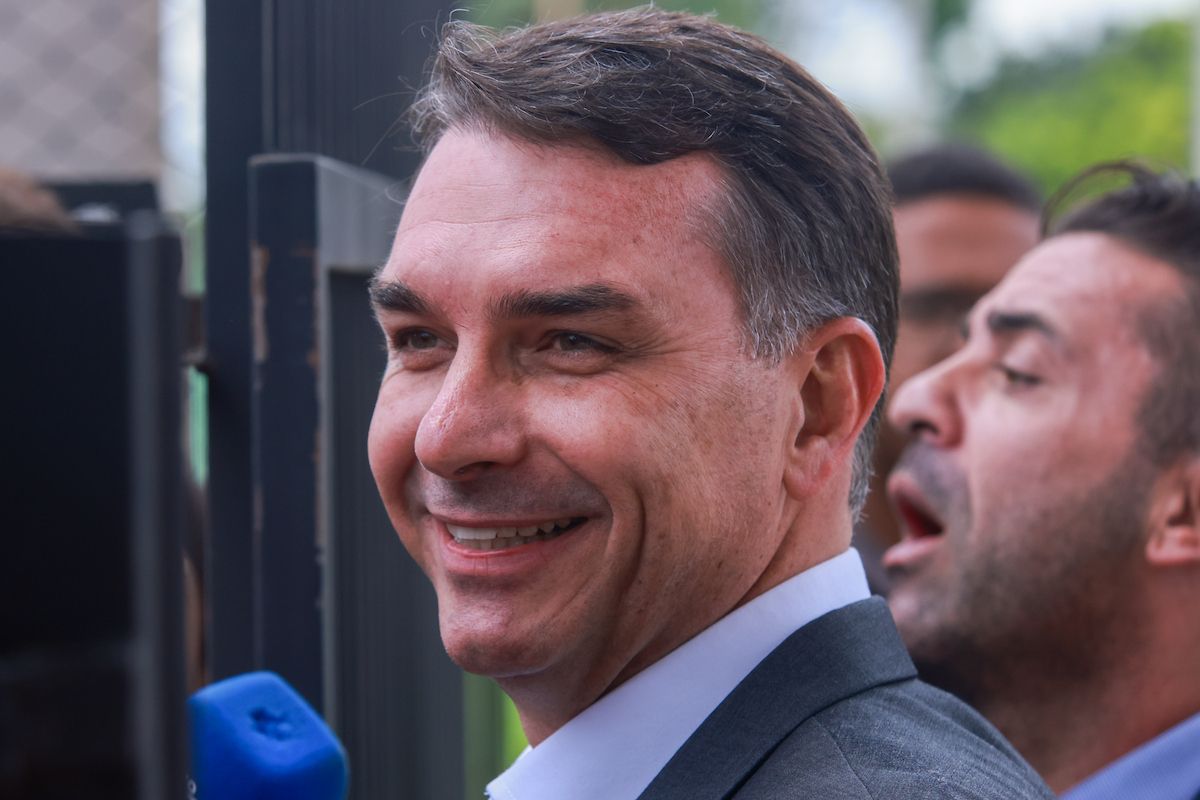 Flávio Bolsonaro comemora empate com Lula no 2º turno em nova pesquisa