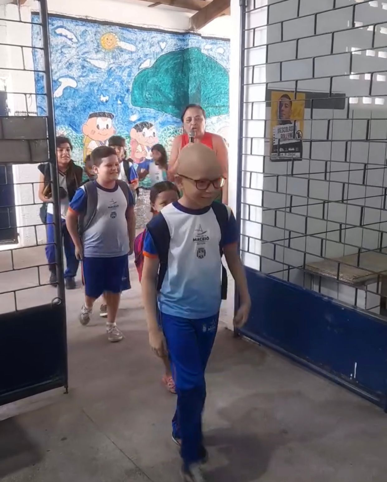 Menino de 8 anos vence câncer e retorna à escola com recepção emocionante, em Maceió