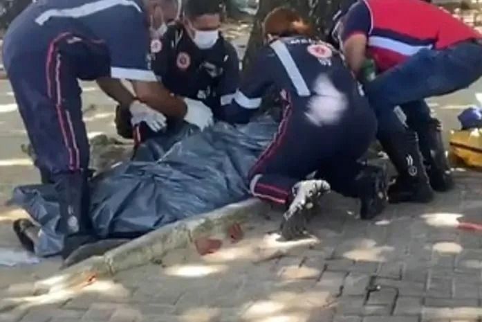 Homem assassinado na orla de Pajuçara levou quatro tiros pelas costas