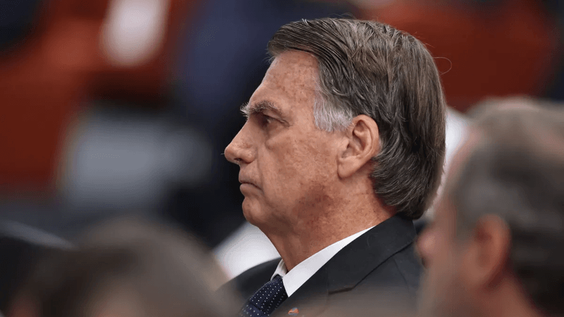 Bolsonaro deve acompanhar julgamento de casa, sem comparecer ao STF