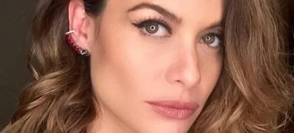 Alinne Moraes surpreende com ensaio sensual produzido pelo marido; veja