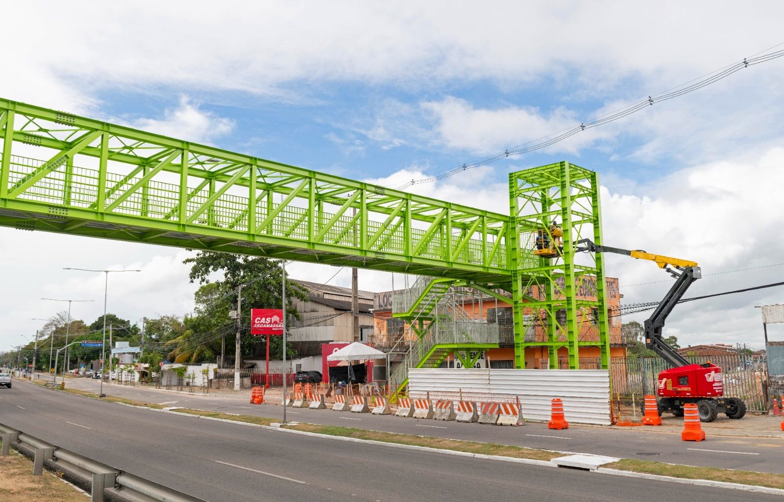Obras da passarela para pedestres avançam na avenida Durval de Góes Monteiro