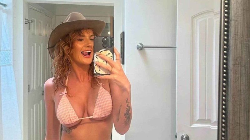 Com duas vaginas e dois úteros, mulher faz sucesso no OnlyFans
