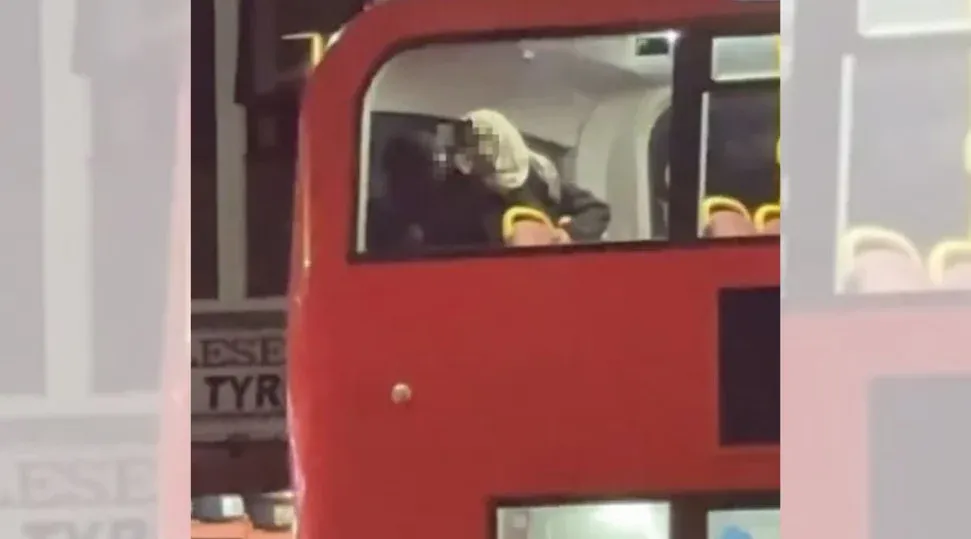 Vídeo: casal é flagrado fazendo sexo em ônibus de dois andares em Londres