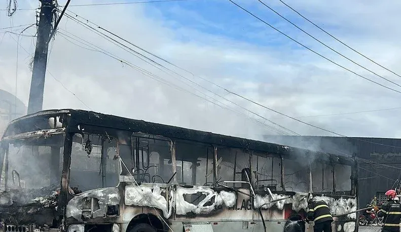Ônibus pega fogo no Feitosa, em Maceió, e é destruído pelas chamas