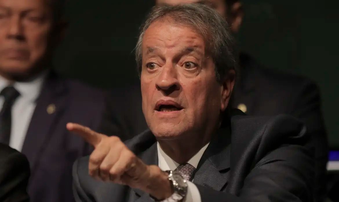 Valdemar Costa Neto pede revisão de decisão de Moraes sobre visitas a Bolsonaro