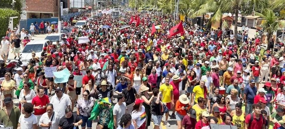 Manifestação na Orla da Pajuçara reúne Simone, políticos e movimentos contra PEC da Blindagem