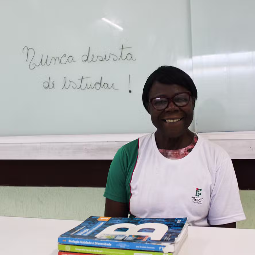 Ex-faxineira de escola pública realiza sonho de cursar Pedagogia aos 70 anos e próxima meta é dar aulas; 'Não penso em desistir'