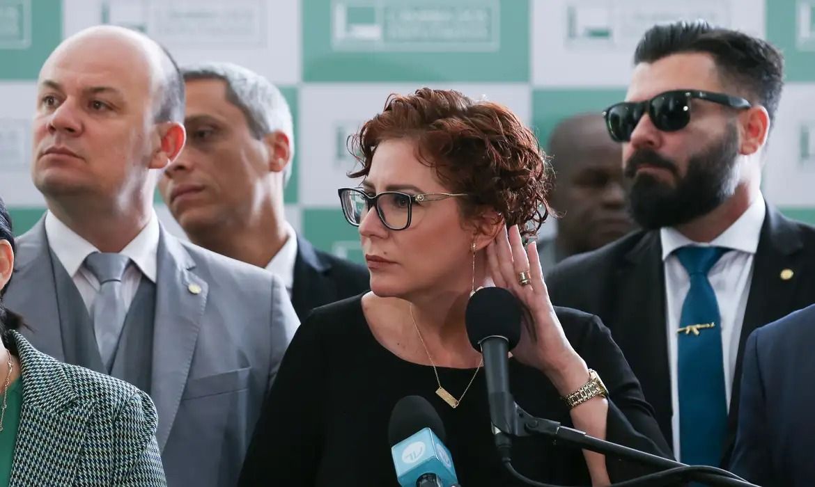 STF condena Carla Zambelli a mais de 5 anos de prisão por porte ilegal de arma e constrangimento