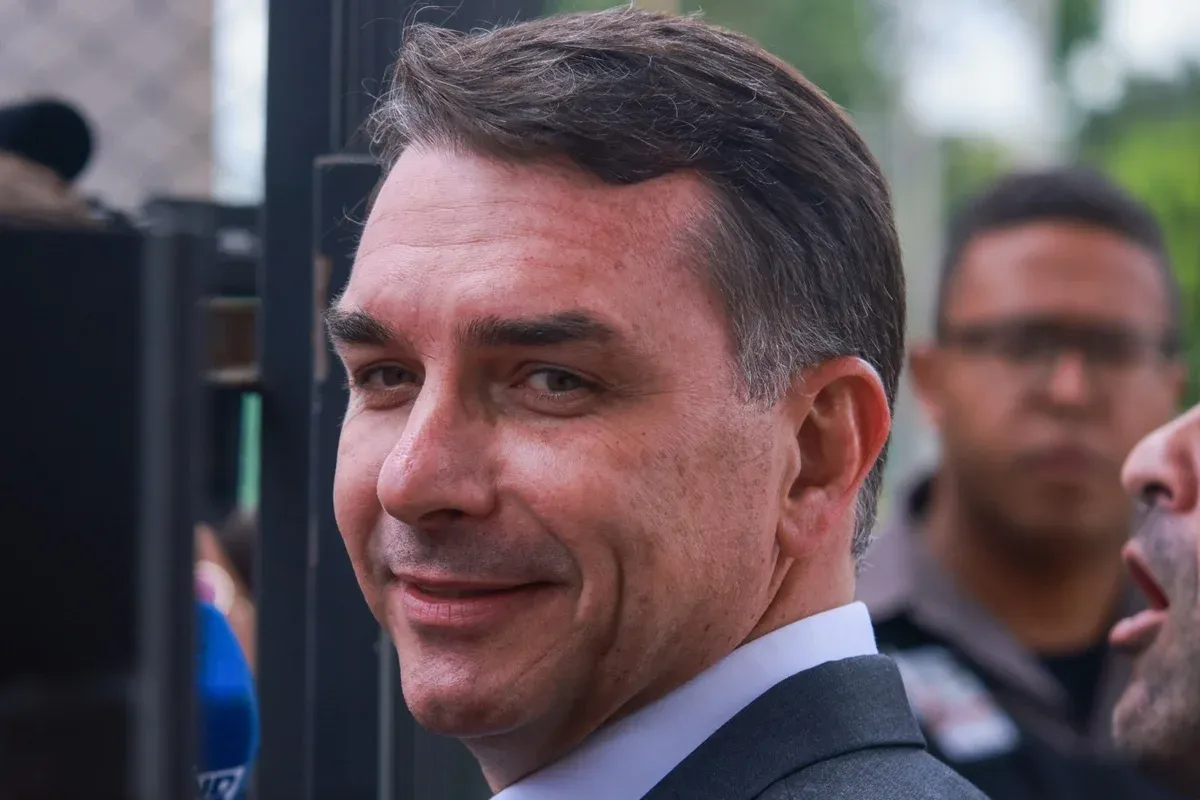 Ratinho leva Flávio Bolsonaro ao SBT após crise com Zezé Di Camargo