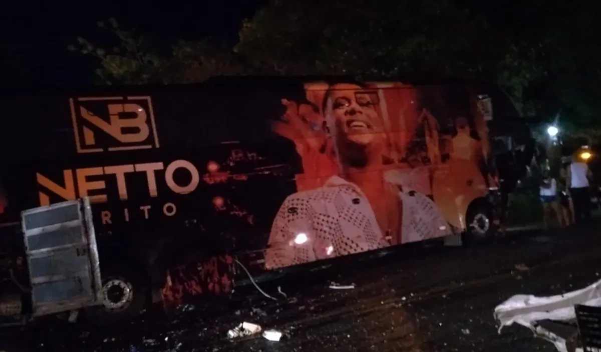 Acidente com ônibus de cantor Netto Brito deixa quatro mortos na Bahia