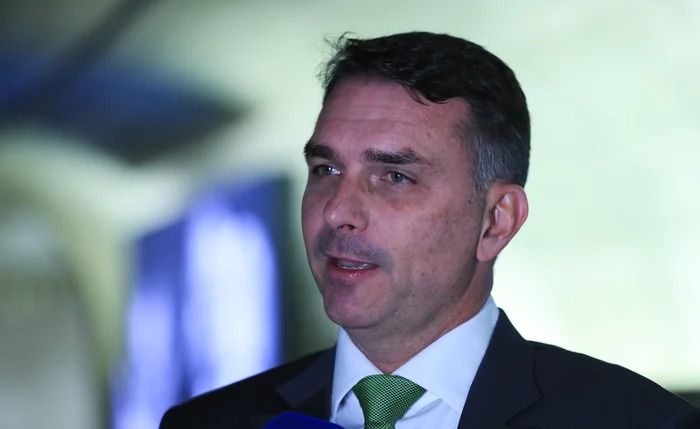 Ex-advogada de Lula e Lira reforça time de Flávio Bolsonaro 