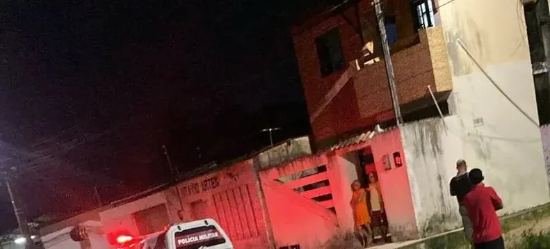 Criminosos trancam uma pessoa em banheiro e matam irmãos a tiros dentro de casa em Maceió
