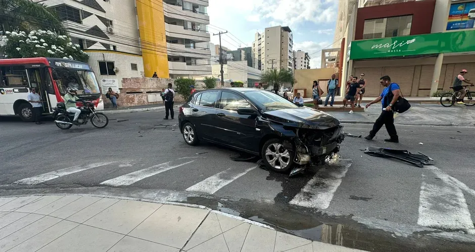 Acidente na Ponta Verde deixa trânsito lento após carro colidir com ônibus