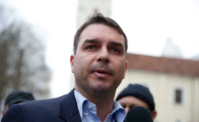 "Se fosse com o Temer?": Flávio Bolsonaro questiona decisão de Moraes sobre transferência do pai à Papudinha