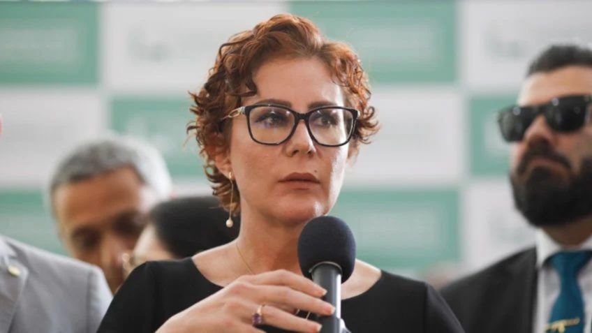 Carla Zambelli passa mal em audiência na Itália