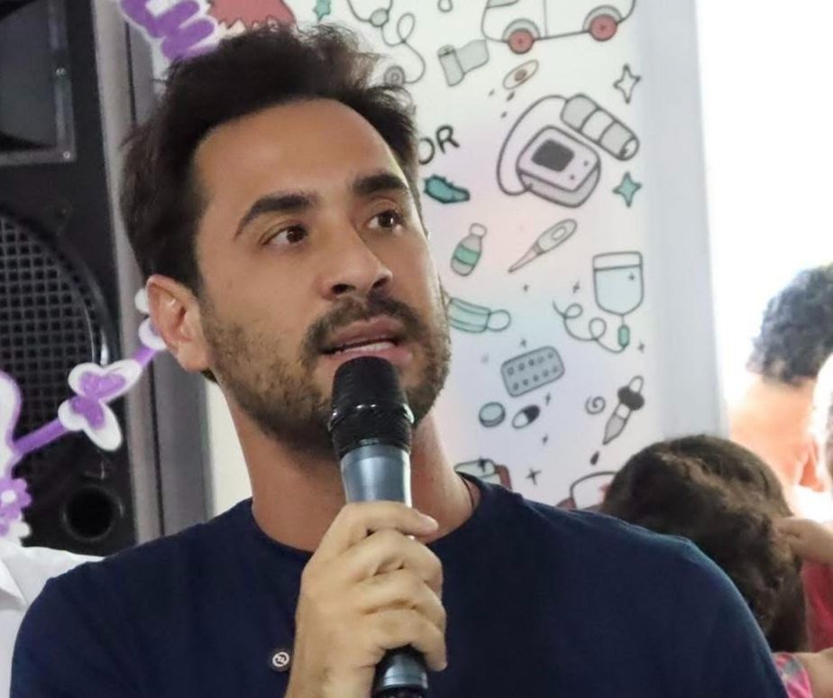 Prefeito André Castro é acusado de abandonar crianças com autismo em Santana do Mundaú