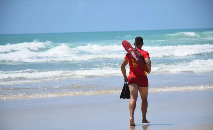 Jangada afunda próximo à roda-gigante e provoca susto na orla da Pajuçara