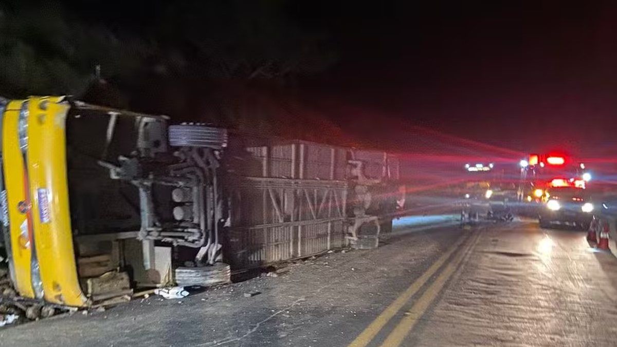 Ônibus que capotou era irregular e saiu de Alagoas com destino a Santa Catarina