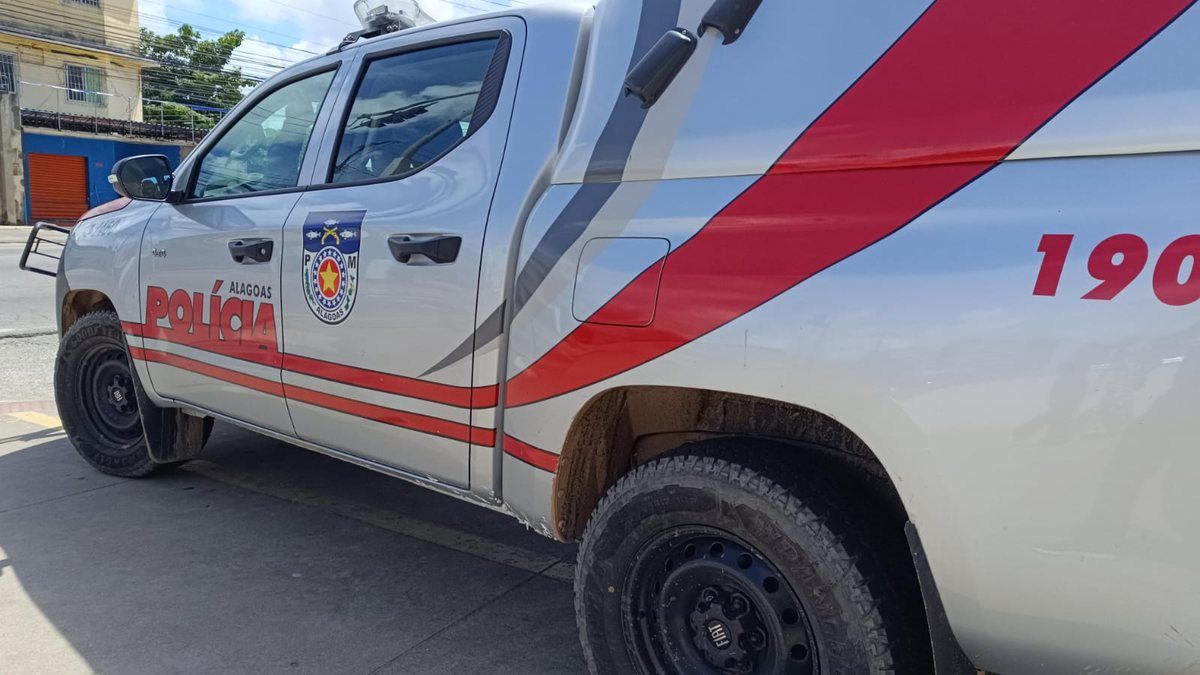  Barbeiro é esfaqueado após cobrar dívida de R$ 10 de cliente no Jacintinho