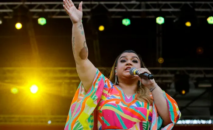 Virginia Fonseca e Vini Jr. curtem festa coladinhos em área discreta