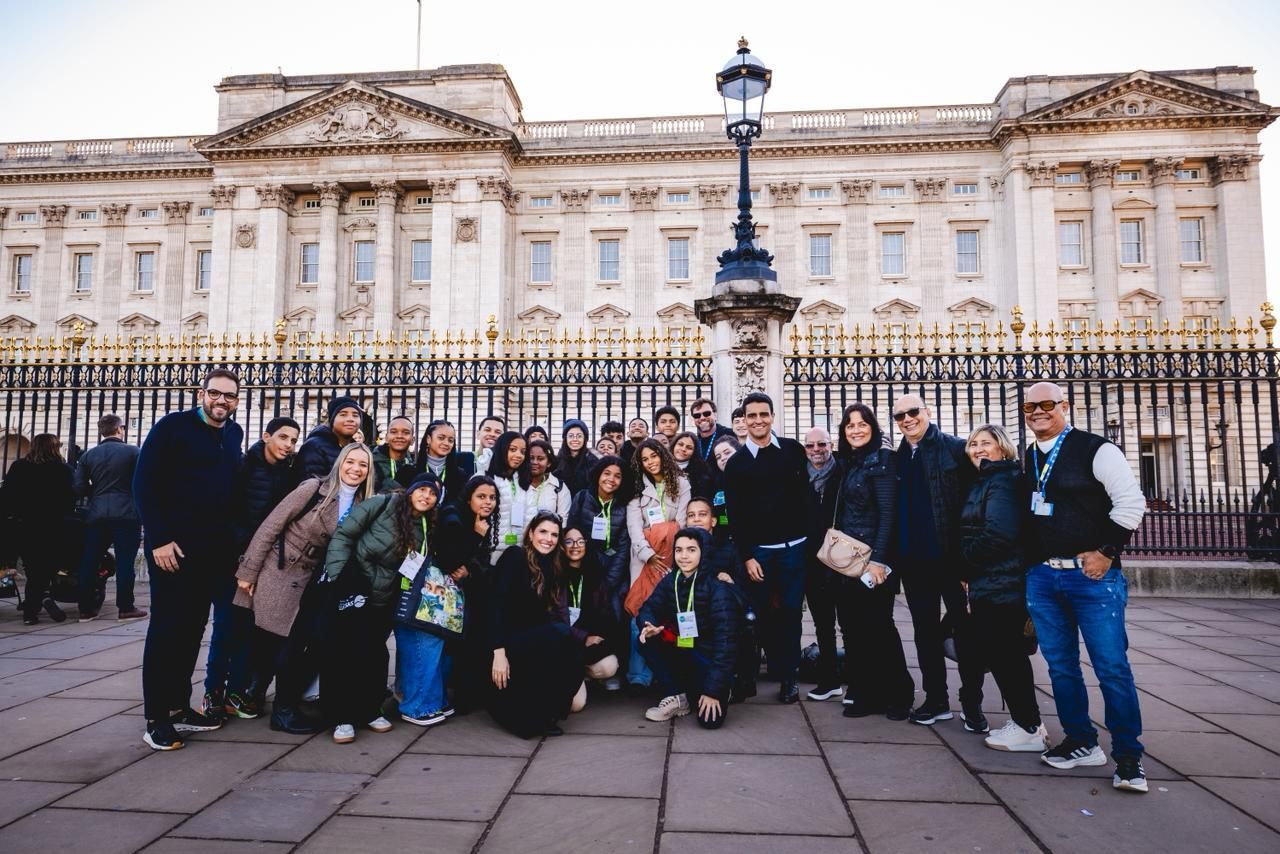 JHC e Marina Candia acompanham estudantes em visita à National Gallery e ao Palácio de Buckingham, em Londres