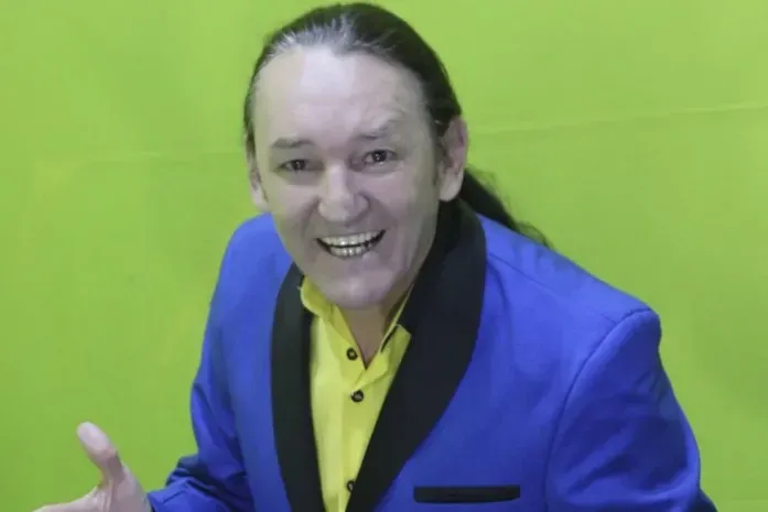 Humorista do Ratinho, Marquito é internado em coma após acidente de moto