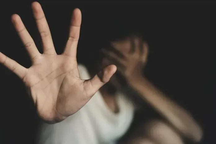 Mulher pede medida protetiva após relatar agressões, ameaças de morte e tentativa de violência sexual do filho