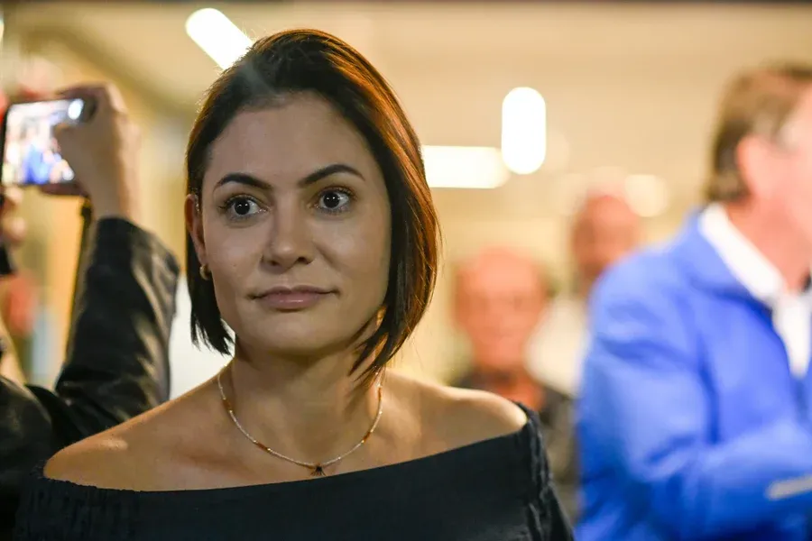 Michelle chama Nikolas de filho 06 de Bolsonaro: “Jair te adotou