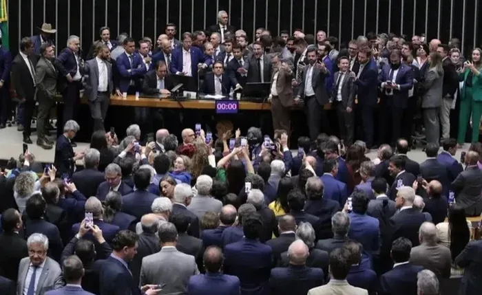 Câmara pede suspensão de mandato de três dos deputados envolvidos em motim