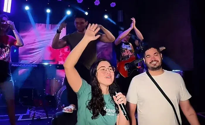 Vereadora de Maceió distribui cerveja para comemorar prisão domiciliar de Bolsonaro
