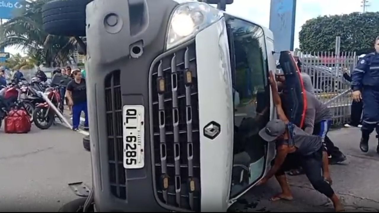Ambulância com gestante se envolve em acidente com ônibus em Maceió