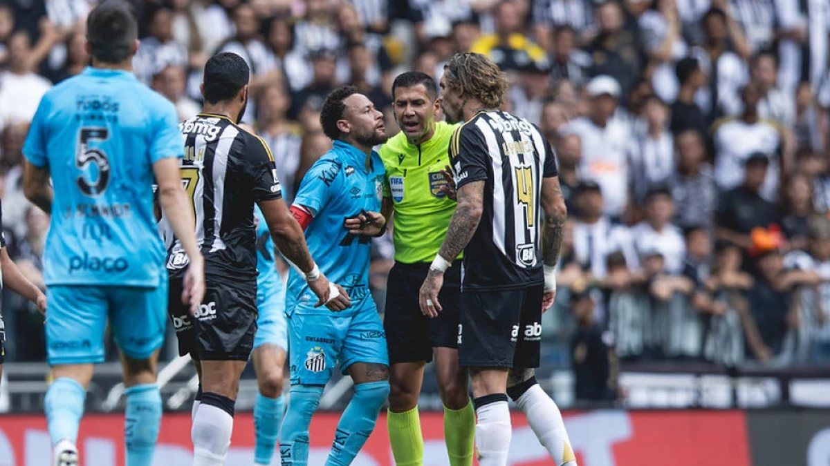Neymar detona gramado sintético da Arena MRV após empate com o Atlético-MG
