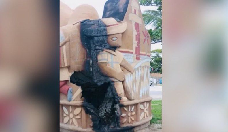 Escultura "Boi Bumbá", do mestre João das Alagoas, é vandalizada e queimada em Maceió