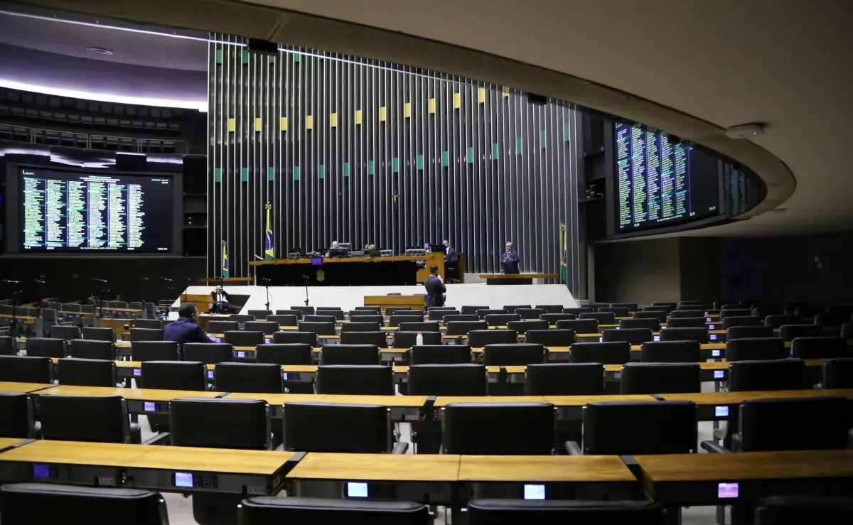 Câmara retoma debates com pauta polarizada entre proteção infantil e projetos anti-STF