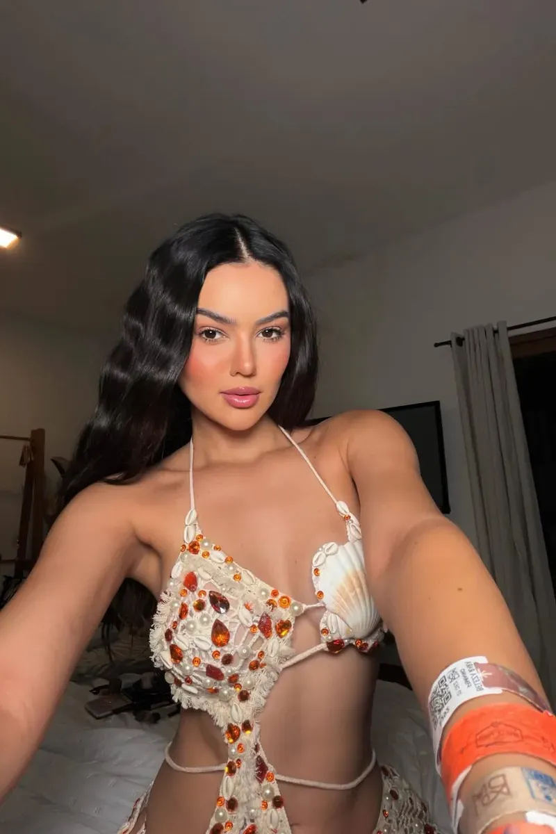 Eslovênia Marques curte São Miguel dos Milagres e agita redes às vésperas do Réveillon